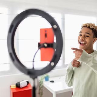 L’algorithme de X influence-t-il votre vote ? Ce que révèle une étude 3 Les stars de Youtube ou Tik-Tok choisissent les sujets polémiques pour attirer de l’audience. © Xavier Lorenzo, Adobe Stock